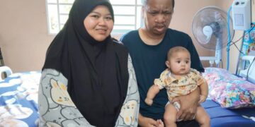 NURUL Husna Abd Hamid bersama Mohamad Basri Ibrahim dan anak sulung lelaki berusia empat bulan di Kampung Bukit Dinding, Jerantut, Pahang. – UTUSAN/HARIS FADILAH AHMAD