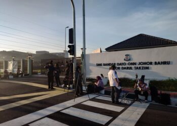 PETUGAS media daripada pelbagai agensi cetak dan elektronik mula berkumpul seawal pukul 7 pagi di Pusat Penamaan Calon DUN Puteri Wangsa di SMK Bandar Dato' Onn, Johor Bahru.