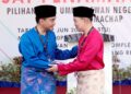 Calon Barisan Nasional, Datuk Onn Hafiz Ghazi berjabat tangan dengan lawannya daripada Pakatan Harapan, Nor Hafiz Roslan selepas penamaan calon Dewan Undangan Negeri (DUN) Machap di Dewan Muafakat, Kompleks Pentadbiran Majlis Daerah Simpang Renggam, semalam. 
– MINGGUAN/SHIDDIEQIIN ZON