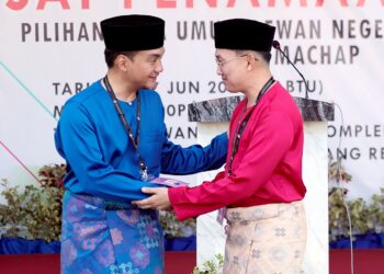 Calon Barisan Nasional, Datuk Onn Hafiz Ghazi berjabat tangan dengan lawannya daripada Pakatan Harapan, Nor Hafiz Roslan selepas penamaan calon Dewan Undangan Negeri (DUN) Machap di Dewan Muafakat, Kompleks Pentadbiran Majlis Daerah Simpang Renggam, semalam. 
– MINGGUAN/SHIDDIEQIIN ZON