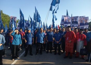 Presiden Parti Pribumi Bersatu Malaysia (Bersatu), Tan Sri Muhyiddin Yassin mengiringi Sahruddin Jamal