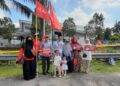 Mohd Fakharuddin (empat dari kiri) bersama keluarga selepas hadir penamaan calon di Dewan Arena Segitiga di sini hari ini.