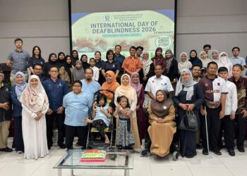 PESERTA, penganjur dan komuniti pekakbuta bergambar pada Sambutan Hari Pekakbuta Sedunia 2026 Peringkat Kebangsaan Kali Pertama di Dewan Wadi Budi, Universiti Islam Antarabangsa Malaysia (UIAM), Gombak, hari ini. - UTUSAN/MUHAMMAD AKMAL ZUHDI