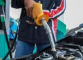 Hingga lewat petang semalam, harga minyak mentah Brent susut 0.61 peratus kepada AS$80.08 (RM332.52) setong, manakala West Texas Intermediate (WTI) naik 0.37 peratus kepada AS$76.04 (RM315.75) setong. -GAMBAR HIASAN