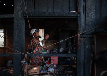 ANGGOTA Jabatan Bomba dan Penyelamat Malaysia (JBPM)  Kelantan melakukan siasatan di kawasan kebakaran melibatkan 29 buah rumah di Kampung Cina, Gok Kapur, Kota Bharu, Kelantan. - UTUSAN/KAMARUL BISMI KAMARUZAMAN