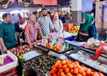 RAZALI Idris (dua dari kiri) bertanya khabar peniaga di Pasar Besar Kedai Payang, Kuala Terengganu, Terengganu. – UTUSAN/PUQTRA HAIRYY