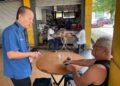 LIM Chin Eng (kiri) bertemu dengan para pengundi ketika kempen Perikatan Nasional (PN) sekitar Stulang, Johor.