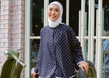 konsep polka dot ini menjadikan wanita tampak cantik dengan cara semula jadi.