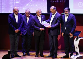GOBIND Singh Deo (dua kanan) dan Pengerusi FIDE Forum Datuk Kamaruddin Taib (tengah), pada Majlis Pelancaran Laporan Baharu FIDE Forum dan Accenture Malaysia mengenai Penggunaan Kecerdasan Buatan (AI) dalam Sektor Kewangan Malaysia, di Asia School Business, Kuala Lumpur, semalam. - UTUSAN/SHIDDIEQIIN ZON