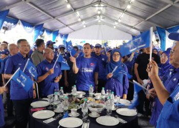 ONN Hafiz ketika hadir Perjumpaan Bersama Jentera BN Mersing di Command Centre BN Taman Lautan Biru, hari ini.