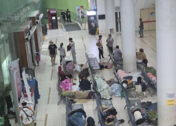 GAMBAR tular suasana di lobi Hospital Queen Elizabeth I (HQE1) - IHSAN PEMBACA