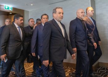SEYED Abbas Araghchi (tengah) dan Mohammad Bagher Ghalibaf (dua dari kanan) tiba untuk menghadiri mesyuarat empat hala antara AS, Iran, Pakistan serta Qatar di hotel mewah Burgenstock berhampiran Tasik Lucerne, Switzerland.  - AFP