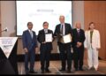 ABU Bakar Yusof (dua dari kiri) dan Pengurus Besar Negara, Informa Markets Malaysia, Gerard Leeuwenburgh (tengah) bergambar selepas majlis menandatangani dokumen sebagai rakan strategik sempena Minggu Penjagaan Kesihatan Antarabangsa di Kuala Lumpur, semalam.