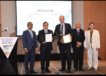 ABU Bakar Yusof (dua dari kiri) dan Pengurus Besar Negara, Informa Markets Malaysia, Gerard Leeuwenburgh (tengah) bergambar selepas majlis menandatangani dokumen sebagai rakan strategik sempena Minggu Penjagaan Kesihatan Antarabangsa di Kuala Lumpur, semalam.