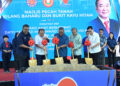 MUHAMMAD Sanusi (tengah) melakukan gimik pelancaran pada Majlis Pecah Tanah Kemudahan Pembuatan Nutraseutikal Terbesar di Malaysia di Bukit Kayu Hitam, Kedah, semalam.