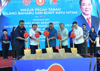 MUHAMMAD Sanusi (tengah) melakukan gimik pelancaran pada Majlis Pecah Tanah Kemudahan Pembuatan Nutraseutikal Terbesar di Malaysia di Bukit Kayu Hitam, Kedah, semalam.