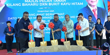 MUHAMMAD Sanusi (tengah) melakukan gimik pelancaran pada Majlis Pecah Tanah Kemudahan Pembuatan Nutraseutikal Terbesar di Malaysia di Bukit Kayu Hitam, Kedah, semalam.