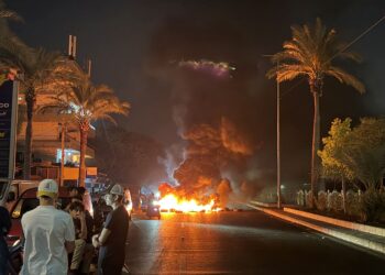 PENYOKONG Hizbullah membakar tayar bagi menyekat jalan lama ke Lapangan Terbang Antarabangsa Beirut sebagai bantahan terhadap perjanjian tiga pihak antara AS, Israel dan Lubnan. - AFP
