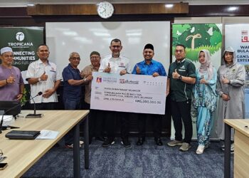 SHAHRIL Salam (empat dari kanan) bersama Syed Zainal Abidin Syed Mohamed Tahir (tengah) semasa majlis penyerahan cek cura bernilai RM5 juta untuk pembinaan masjid di Subang Jaya,  baru-baru ini.