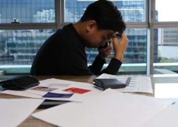 TEKANAN ekonomi yang berterusan boleh mencetuskan keresahan, kemurungan dan keletihan emosi.