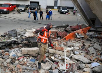 ANGGOTA penyelamat mencari mangsa gempa bumi di  Caraballeada. - AFP
