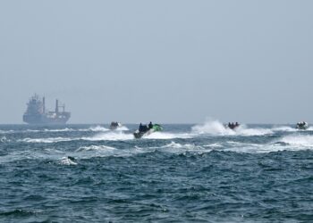KAPAL yang melalui Selat Hormuz perlu mendapat kebenaran dari Iran terlebih dahulu. - AFP
