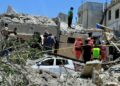 ORANG awam dan anggota pasukan penyelamat berkumpul di lokasi serangan udara Israel yang menyasarkan perkampungan Qennarit, selatan Lubnan .- AFP