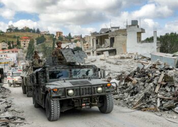 PASUKAN tentera Lubnan berkawal di kampung Bir al-Salasel yang musnah akibat serangan Israel.-AFP
