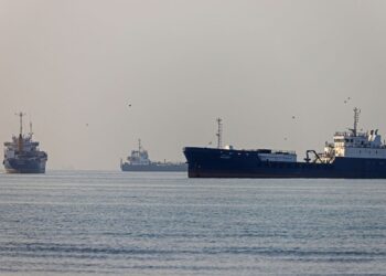 GAMBAR fail menunjukkan beberapa kapal belayar di Pantai Suru di Bandar Abbas, sepanjang Selat Hormuz.- AFP