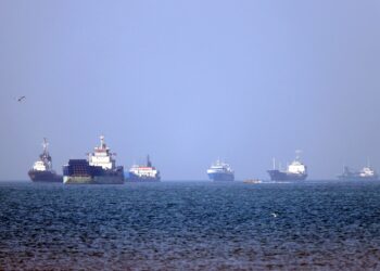 GAMBAR fail daripada agensi berita ISNA Iran memaparkan kapal-kapal berlabuh di Selat Hormuz di luar Bandar Abbas di selatan Iran.- AFP
