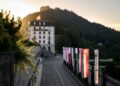 BANGUNAN kompleks hotel mewah Burgenstock yang menghadap Tasik Lucerne di Switzerland menjadi lokasi rundingan peringkat tinggi bagi menamatkan konflik di Asia Barat.- AFP