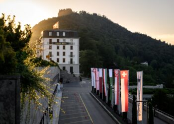BANGUNAN kompleks hotel mewah Burgenstock yang menghadap Tasik Lucerne di Switzerland menjadi lokasi rundingan peringkat tinggi  bagi menamatkan konflik di Asia Barat.- AFP