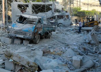 PENDUDUK membersihkan serpihan runtuhan sehari selepas serangan udara Israel di Tyre pada Isnin lalu.- AFP
