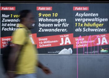 POSTER  pungutan suara had populasi penduduk di Zurich. - AFP