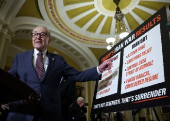 KETUA Demokrat Senat, Chuck Schumer bercakap kepada pemberita selepas majlis makan tengah hari dasar Senat mingguan di Capitol, Washington.- AFP