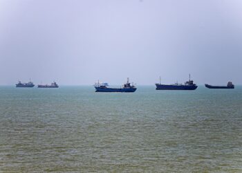GAMBAR diperoleh daripada agensi berita ISNA menunjukkan kapal-kapal dilihat berlabuh di Bandar Abbas di sepanjang Selat Hormuz.- AFP