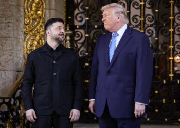 DONALD Trump menyambut Volodymyr Zelensky ketika pertemuan di kelab Mar-a-Lago di Palm Beach, Florida.- AFP 