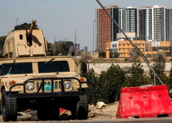 KENDERAAN Humvee berperisai milik tentera Iraq dikerah berhampiran tebing Sungai Tigris di Zon Hijau di Baghdad .- AFP