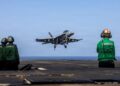 PESAWAT pejuang F/A-18E Super Hornet tentera melakukan pendaratan di dek penerbangan kapal pengangkut pesawat kelas Nimitz, USS Abraham Lincoln.- AFP