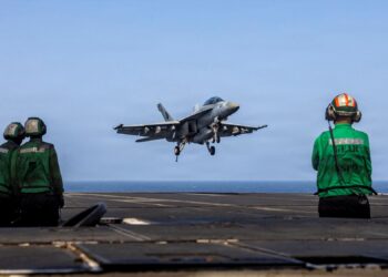 PESAWAT pejuang F/A-18E Super Hornet tentera melakukan pendaratan di dek penerbangan kapal pengangkut pesawat kelas Nimitz, USS Abraham Lincoln.- AFP