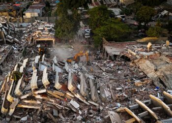 PANDANGAN udara menunjukkan bangunan yang musnah akibat gempa bumi berkembar di Caraballeda, Negeri La Guaira, Venezuela.- AFP