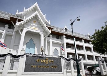 MAHKAMAH Agung Thailand mendakwa 44 tertuduh kerana cuba pinda undang-undang hina raja.- AFP