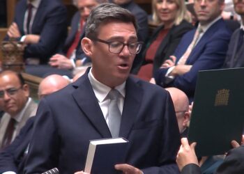 ANDY BURNHAM mengangkat sumpah di Dewan Rakyat. - AFP
