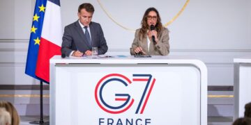 EMMANUEL Macron (kiri) kini mempengerusikan mesyuarat sidang kemuncak G7. - AFP