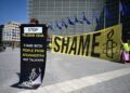 AKTIVIS Amnesty International memegang sepanduk membantah pertemuan antara pihak berkuasa EU dan delegasi Taliban di hadapan ibu pejabat Suruhanjaya Eropah di Brussels.-AFP