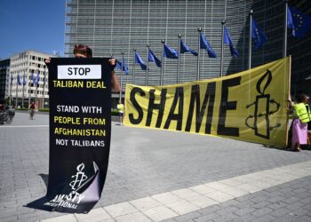 AKTIVIS Amnesty International memegang sepanduk membantah pertemuan antara pihak berkuasa EU dan delegasi Taliban di hadapan ibu pejabat Suruhanjaya Eropah di Brussels.-AFP
