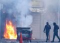 SEBUAH bangunan dibakar di kawasan Sandy Row di pusat bandar Belfast, Ireland Utara, kelmarin.- AFP