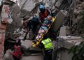 ANGGOTA penyelamat mengusung mangsa dari bangunan yang runtuh akibat gempa bumi berkembar di Caracas kelmarin.- AFP