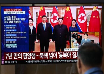 SEORANG lelaki menonton skrin televisyen yang menyiarkan laporan berita memaparkan rakaman fail pertemuan antara Xi Jinping dan Kim Jong-un di sebuah stesen kereta api di Seoul. - AFP
