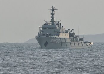 SEBUAH kapal China belayar dekat Taiwan. - AFP